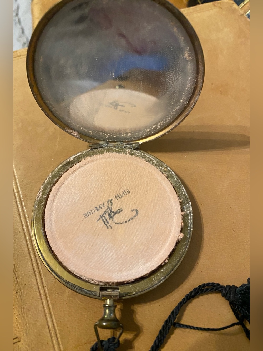 Zell Fifth Avenue powder Makeup compact - Picture 3 of 4